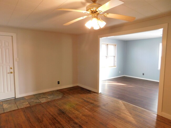 Building Photo - Spacious 3 bedroom & 1 bath