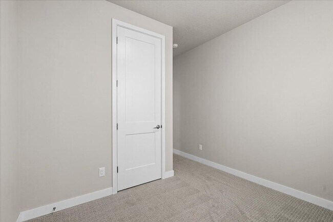 Building Photo - 5-bedroom, 3-bedroom single family home!
