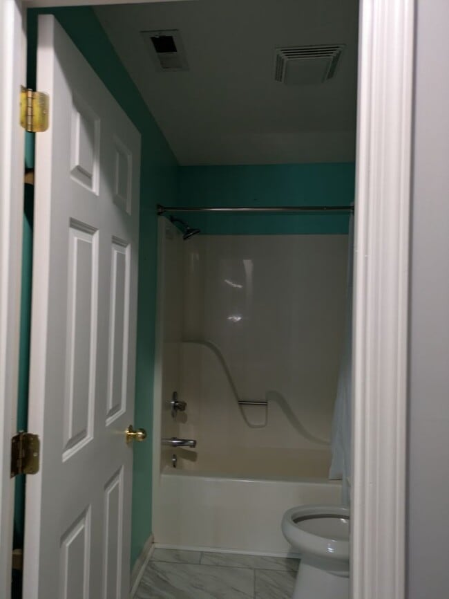 Building Photo - 3BR/2.5Bath House in NE Hickory