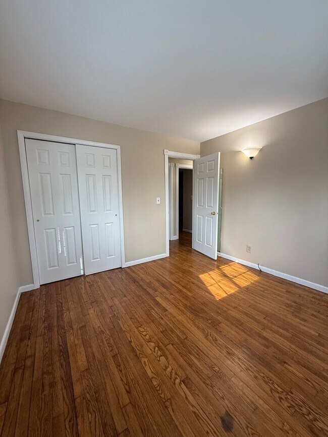 Building Photo - 3 Bedroom House Available Now!