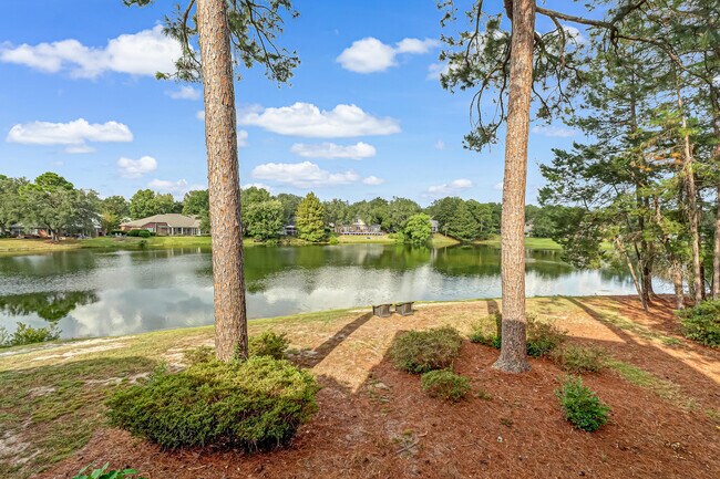 Building Photo - 208 Southlake Ct
