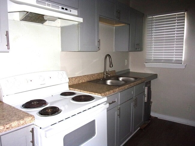 Building Photo - 2 Bedroom 1 Bath Home Minutes from Uptown Charlotte