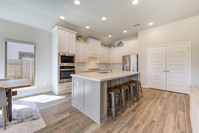 Building Photo - 1930 Creekwood Cv