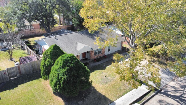 Building Photo - 8607 Shadow Crest St