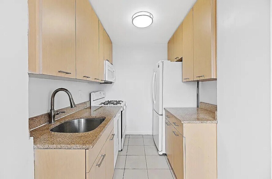 Building Photo - 630 Lenox Avenue