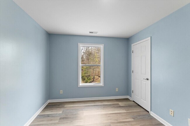 Building Photo - In Town Near The Bike Path