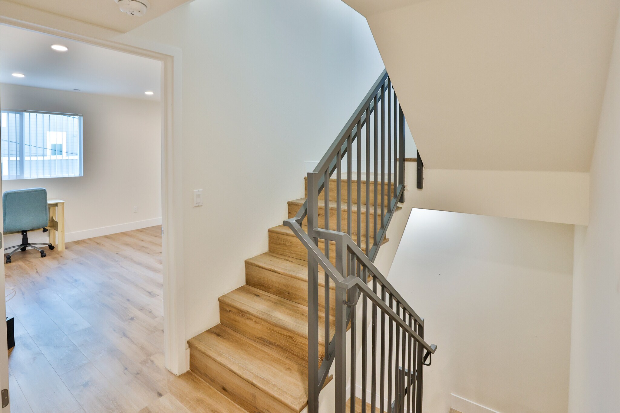Building Photo - 1164 W 37th Pl