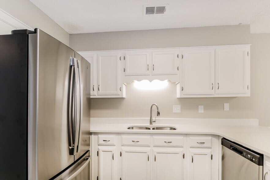 Building Photo - 8650 Oak Trail Ln