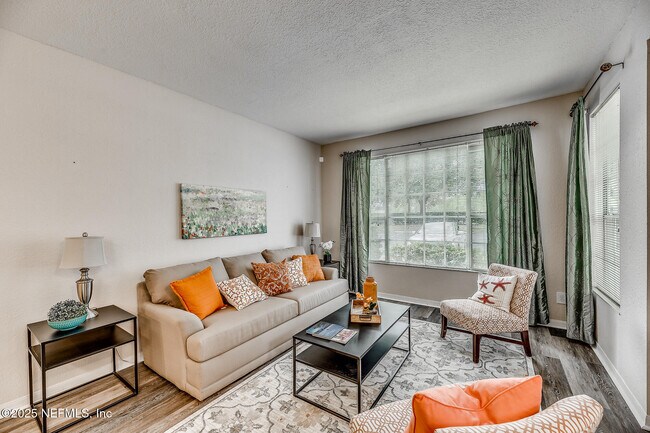 Building Photo - 13700 Richmond Park Dr N