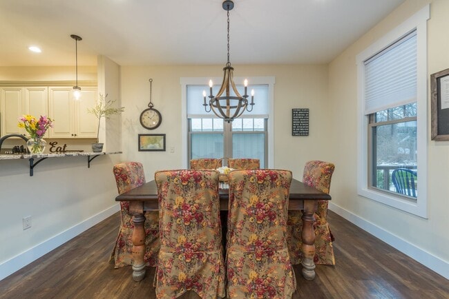 Building Photo - Black Mountain Rental!