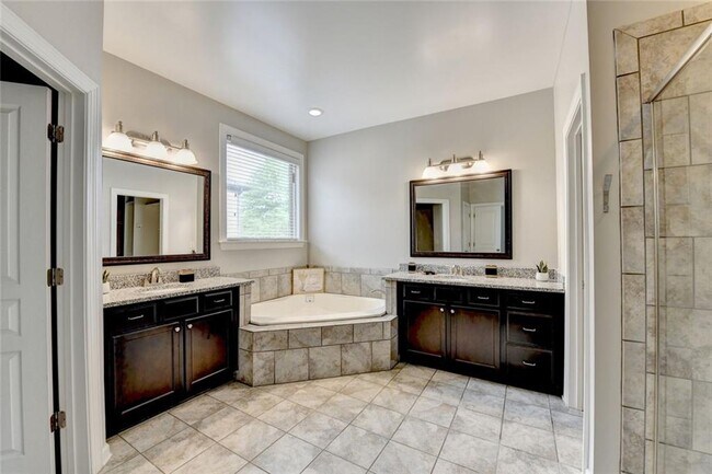 Building Photo - 2540 Maple Ridge Ln