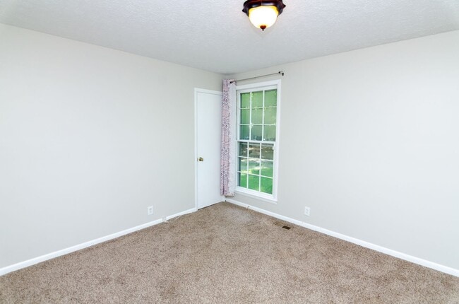 Building Photo - Beautiful home in Fairview