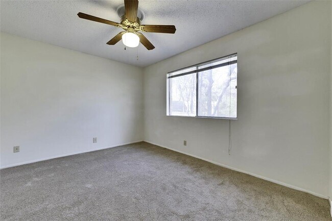 Building Photo - 9802 Hundred Oaks Cir