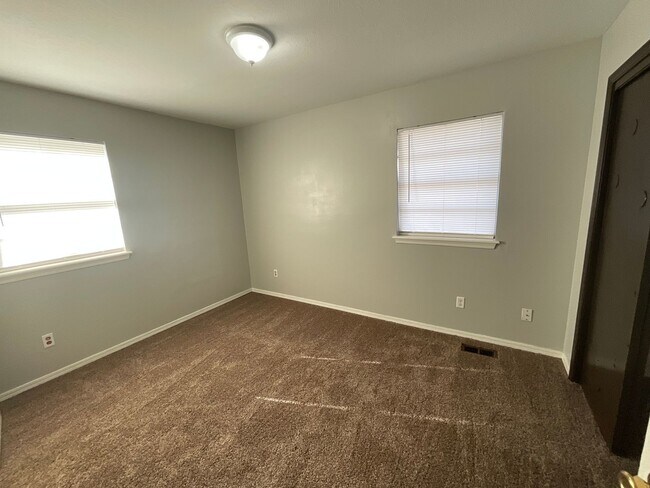 Building Photo - 3 bed. 1.5 bath 2 living areas