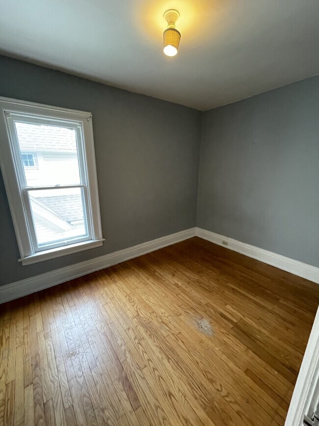 Building Photo - 623 Cherry St upstairs