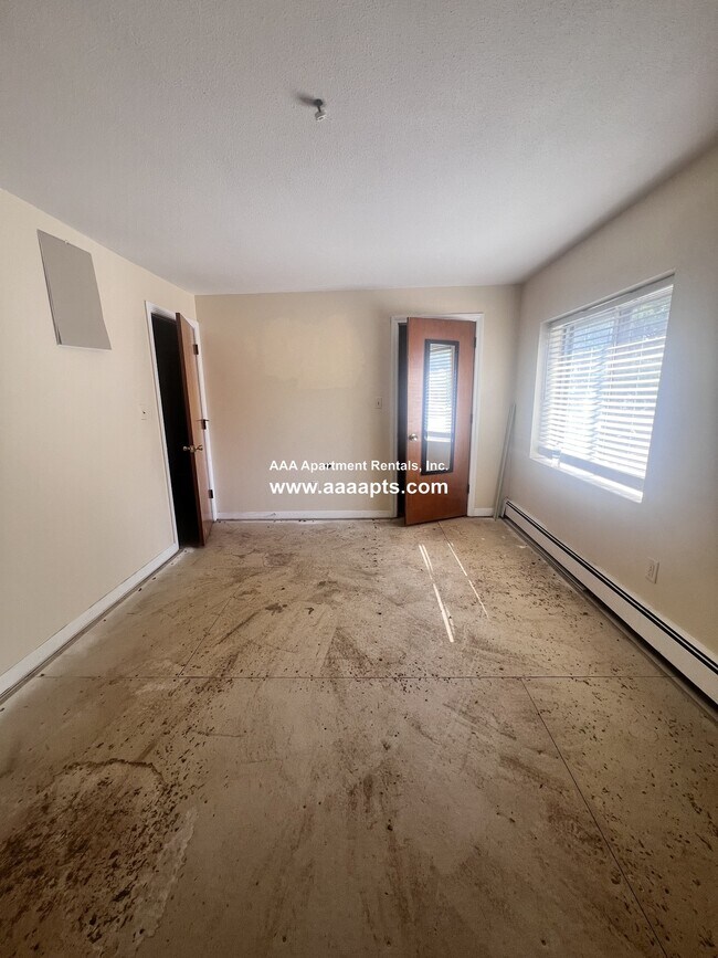 Building Photo - 426 Pleasant St