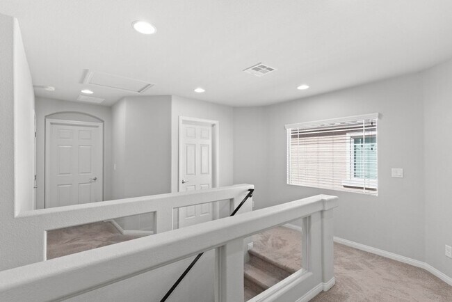 Building Photo - Beautiful 4 Bed 2.5 Bath Home Jones and Wa...