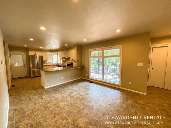 Building Photo - 1800 Sylvan St