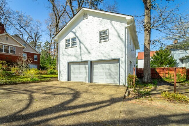 Building Photo - 3 Bedroom 2 Bath Classic