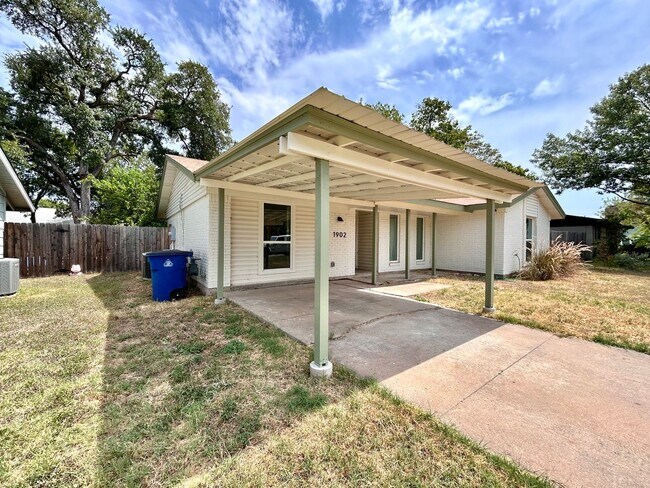 Building Photo - 4 Bed / 2 Bath Home with Covered Porch, Su...
