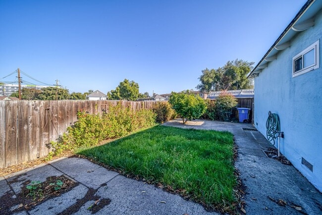Building Photo - East Palo Alto Duplex for Rent - $3,000/mo