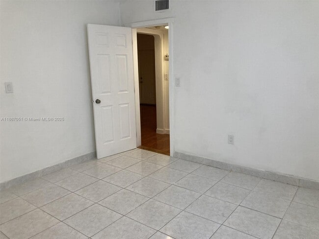 Building Photo - 2101 Bay Dr