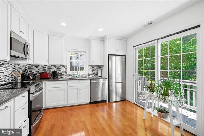 Building Photo - 4842 Park Ave