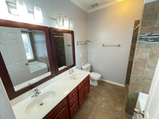 Building Photo - Jordan Ridge Bordeaux area home with bonus...