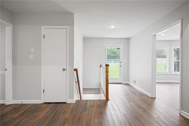 Building Photo - 410 Hickory Walk
