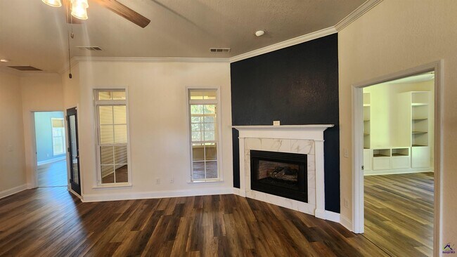 Building Photo - 502 Woods Edge Way