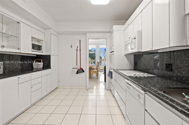 Building Photo - 5055 Collins Ave