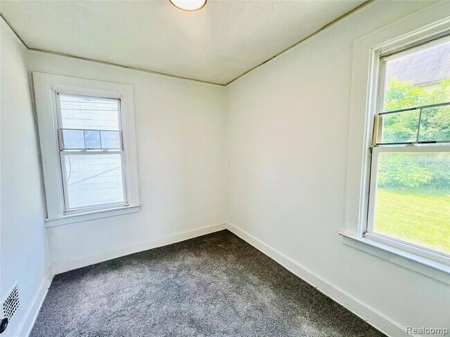 Building Photo - 3548 St Clair St