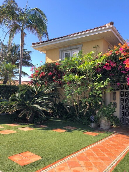 Yours is the guest house - 5143 Shore Dr