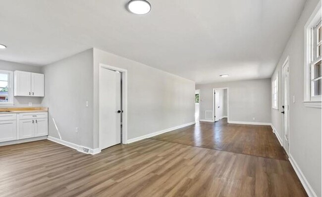 Building Photo - Welcome to this spacious and versatile 3-b...