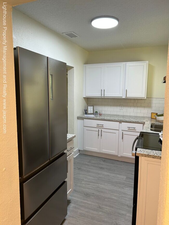 Building Photo - Beautiful 5 Bedroom Home With Modern Updates Throughout
