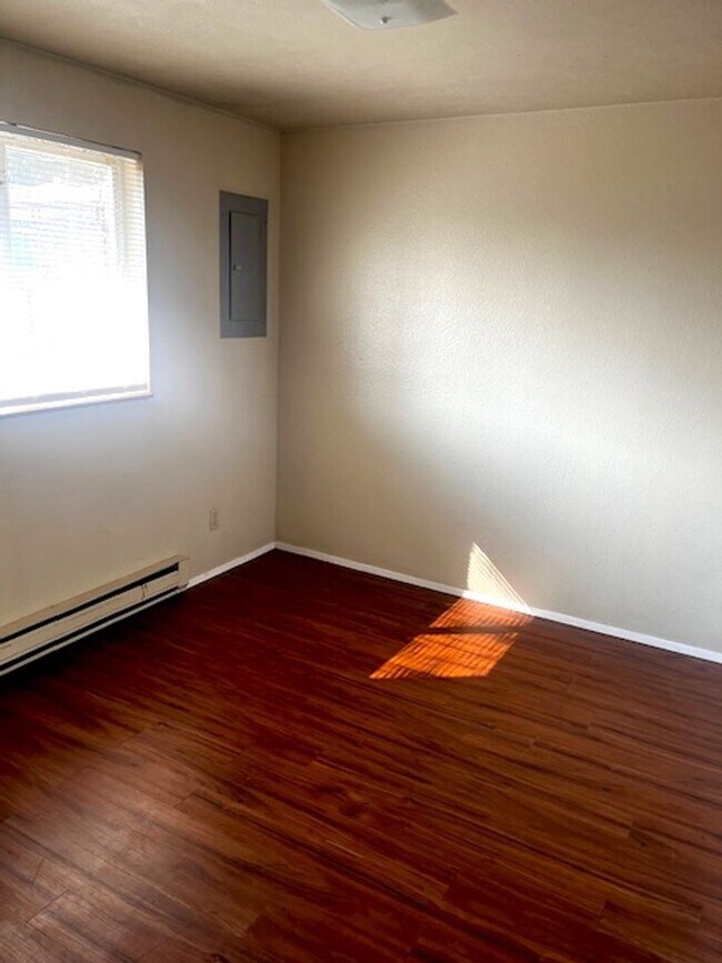 Building Photo - MP149 - 1014-1016 E Crown Ave