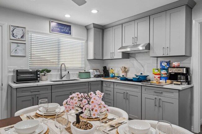 Building Photo - 10983 Parkdale Ave