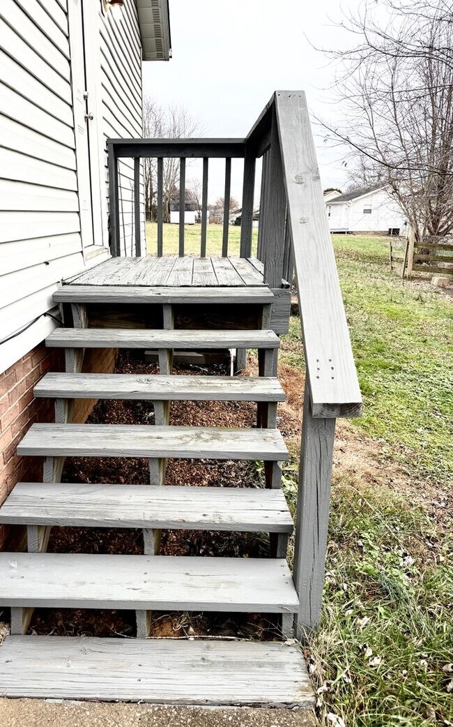 Building Photo - Just listed!