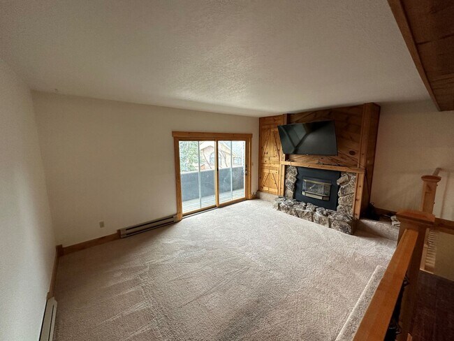 Building Photo - 3 Bedroom, 3.5 Bath Open Floor Plan Townhome