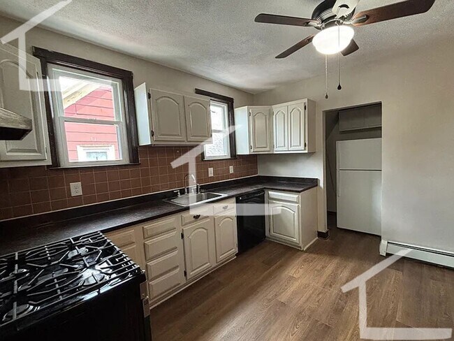 Primary Photo - Spacious 1-Bedroom with Washer/Dryer in Unit!