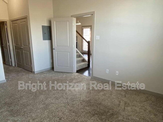 Building Photo - 3629 Valley Vista Dr