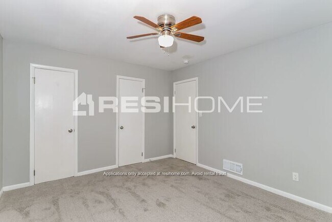 Building Photo - 517 Village Lane