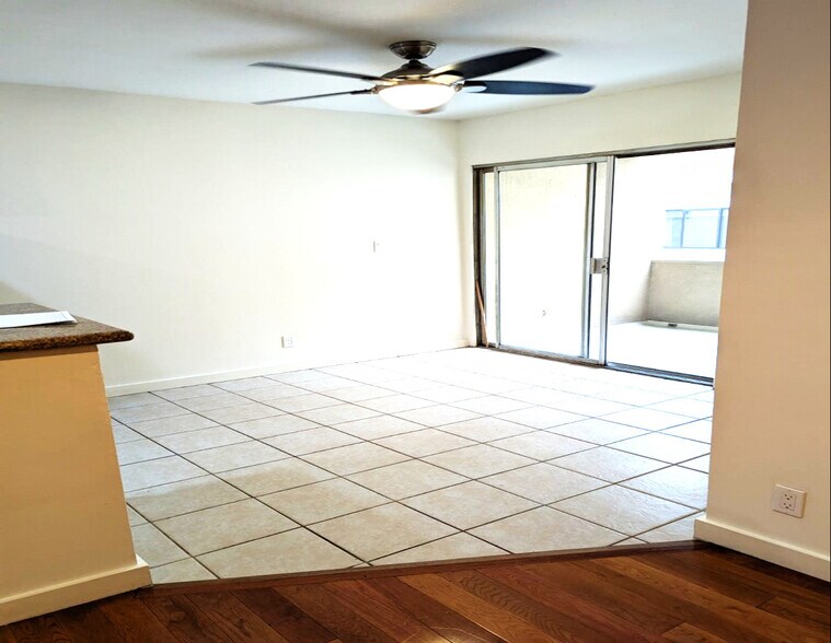 Building Photo - 1533 Hi Point St