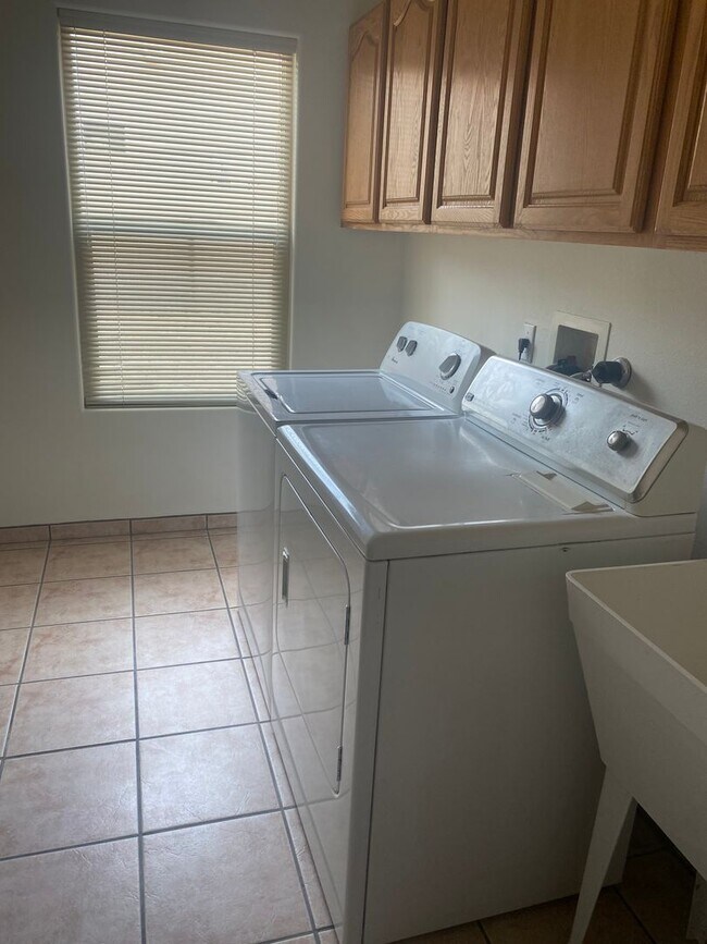 Building Photo - 6045 Matamoros Rd NE