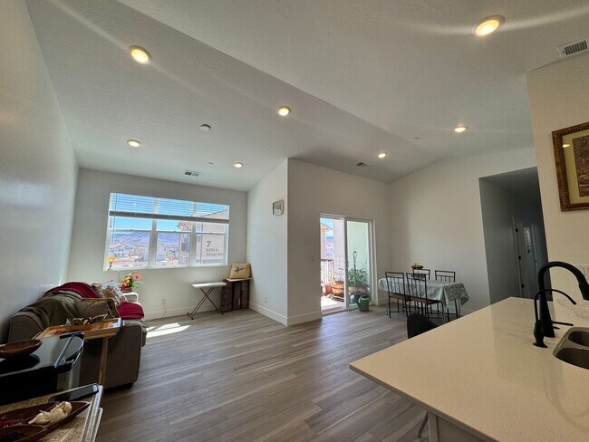 Building Photo - 3 Bed Condo In Desert Color!