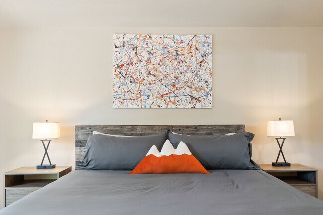 Building Photo - Charming, Furnished 3 bedroom Home w/ Garage