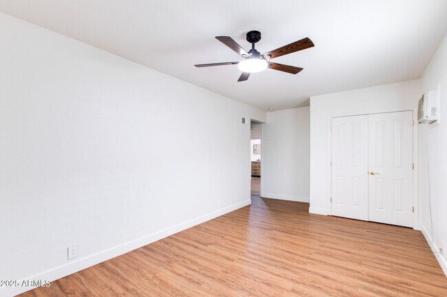 Building Photo - 5513 E Grovers Ave