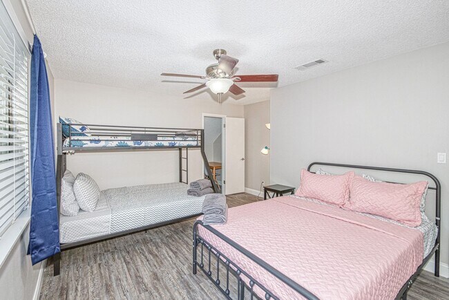 Building Photo - Large 3 bed 2 bath home with fenced backyard