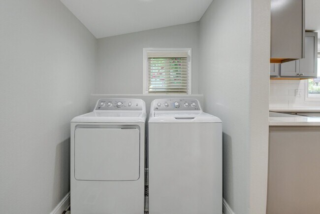 Building Photo - New Sunnyside House, Full Remodel, 2Bed/2Bath