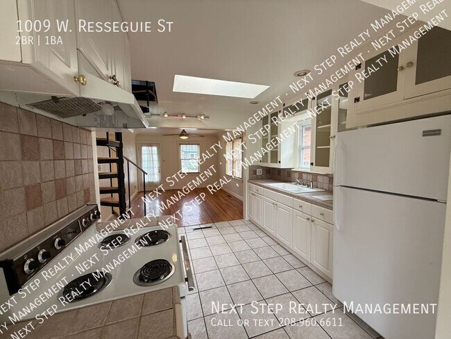 Building Photo - 1009 W Resseguie St